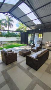 a living room with couches and a patio at Cabaña el Pilar in Fusagasuga