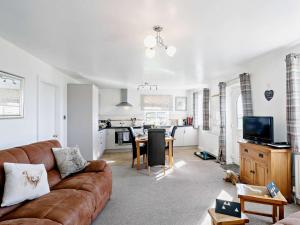 a living room with a couch and a kitchen at 2 Bed in Harrogate oc-hh018 in Lindley