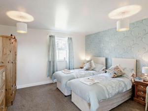 a bedroom with two beds and a couch at 2 Bed in Harrogate oc-hh018 in Lindley