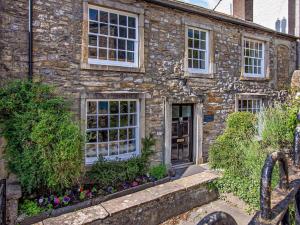 a stone house with a door and windows at 3 Bed in Settle oc-92466 in Settle