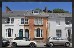 two cars parked in front of a house at City Centre Double Room in Truro