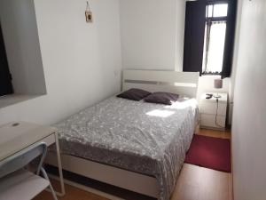 a small bedroom with a bed and a window at Quinta da Preciosa in Nebrijo