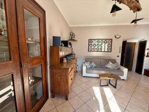 a living room with a couch and a table at Lake's Sound in Nesso