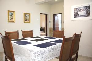 a dining room with a table and chairs at Casa Alceste - Casa inteira, com garagem privativa, a 10 minutos a pé do Centro Histórico de Diamantina - 05 hóspedes in Diamantina +6 photos