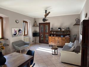a living room with a couch and a table at Lake's Sound in Nesso