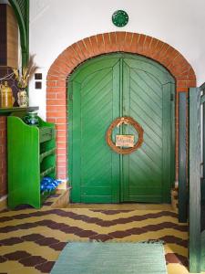 a green garage door with a wreath on it at Zöldspalettás in Monor