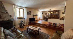 a living room with a couch and a table at La meison de Rita in Pré-Saint-Didier