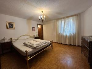 a bedroom with a bed and a dresser and a window at La meison de Rita in Pré-Saint-Didier