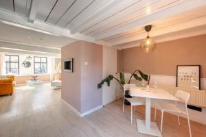 a living room with a white table and chairs at LITTLENEIGHBOUR in Pingjum