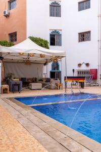 Piscina a cozy room with swimming pool o a prop