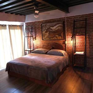 a bedroom with a brick wall and a bed at Loft acogedor cerca de Jardines de México in Vidalrstn