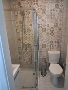 ein Badezimmer mit Toilette und Dusche in der Unterkunft 56, Windchimes in Pembroke + 12 Fotos