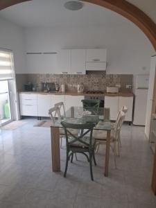 eine Küche mit Tisch und Stühlen in einem Zimmer in der Unterkunft 56, Windchimes in Pembroke
