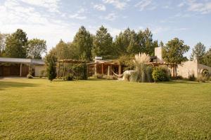 a home with a large yard with a house at keca home Misiones, pileta, patio y Posadas a 20 minutos in Candelaria