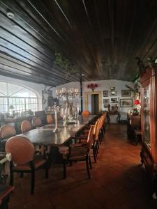 a dining room with a long table and chairs at Monte dos Duques in Santo Estêvão