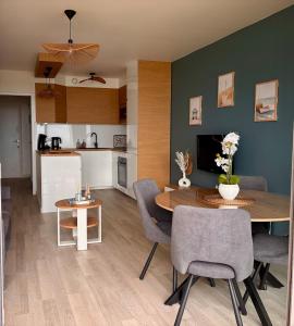 a kitchen and dining room with a table and chairs at Studio cosy avec terrasse, vue mer in Quiberon +5 photos