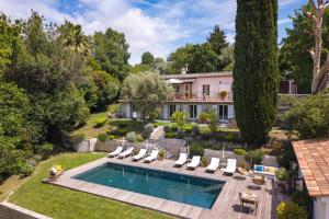 an aerial view of a house with a swimming pool at A Casa Bianca in Saint Paul de Vence