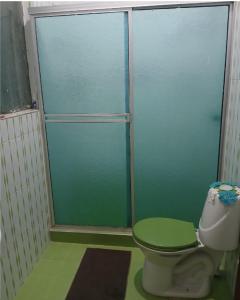 a bathroom with a toilet and a glass shower at Cachipay panche in Cachipay