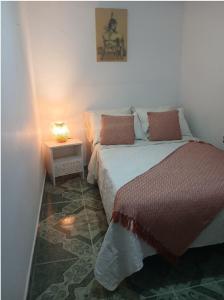 a bedroom with a bed and a lamp on a table at Cachipay panche in Cachipay