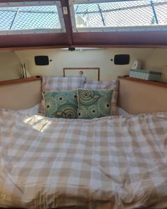 a bed in the middle of a room at bateau nuit insolite in Carentan