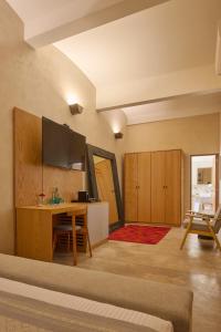 a living room with a table and a kitchen at Casa Carmen Morelos in Oaxaca City