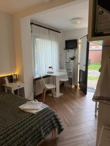a bedroom with a bed and a desk and a table at Studio Ohlendorf 3 Min zur A7 mit Parkplatz in Seevetal