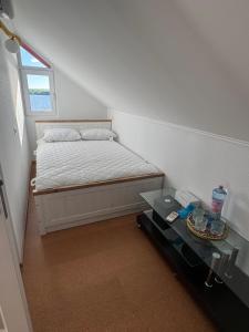 ein kleines Schlafzimmer mit einem Bett und einem Tisch in der Unterkunft CasaMari in Corbu + 6 Fotos