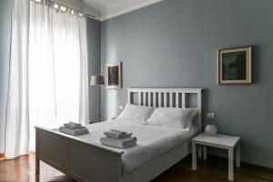 1 dormitorio con 1 cama con toallas en Italianway-Da Procida, en Milán