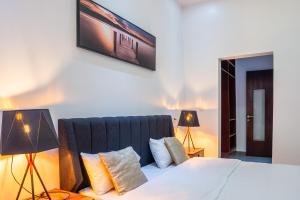 a hotel room with a bed and two lamps at Mandela Suite, Ngor Almadies, Dakar, Senegal Appart 2 chambres, 2 salles de bain in Dakar