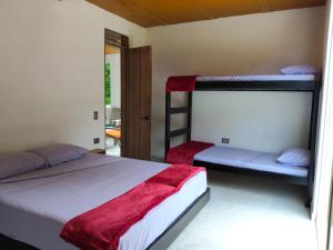 a bedroom with two bunk beds in a room at La Terraza in Villeta