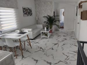 a living room with a couch and a table at Casa Copacabana in Oya