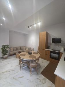 a living room with a table and a couch at Le Blé Home in Mérikhas