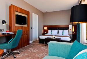 Pokój hotelowy z łóżkiem, biurkiem i krzesłami w obiekcie Holiday Inn Nice, an IHG Hotel w Nicei