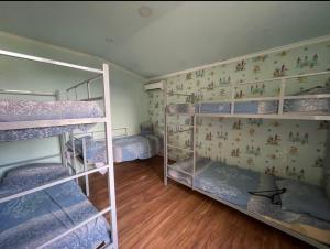 ein Zimmer mit drei Etagenbetten in der Unterkunft Crown hostel in Yerevan