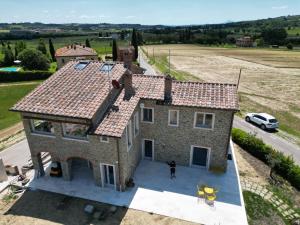an aerial view of a house with a roof at Casa Al Vento in Lucignano