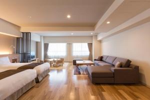 函館市にあるHAKODATE海峡の風のベッドとソファのあるホテルの部屋