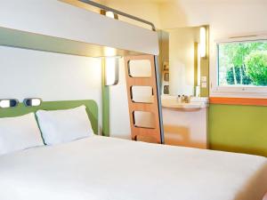 a bedroom with a bunk bed and a sink at Ibis Budget Fréjus Capitou in Fréjus