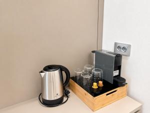 a coffeemaker and a coffee maker on a counter at Luxury Lodge - Moderno Residence vicino alla Stazione in Trieste