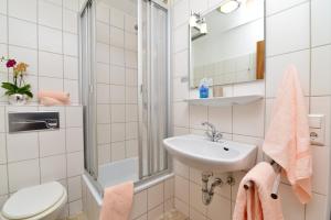 
A bathroom at Hotel am Buchwald
