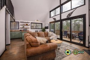 a living room with a couch and a table at 16 Deloris Road: Coppertop Chalet in Basye