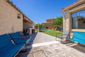 a group of chairs sitting on a patio at Ensemble Villa et Studio Piscine Proche Plage in Valras-Plage