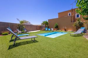 a yard with chairs and a swimming pool at Ensemble Villa et Studio Piscine Proche Plage in Valras-Plage +46 photos