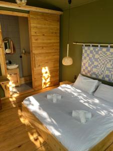 ein Schlafzimmer mit einem großen Bett, auf dem Handtücher liegen in der Unterkunft Karma Hostel in Martvili