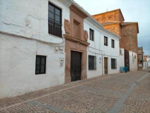 a cobblestone street in a town with white buildings at Casona Los Infantes in Villanueva de los Infantes