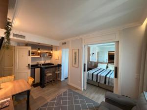 a hotel room with a bed and a kitchen at Hotel Inter Jardins UH-2310 in São Paulo