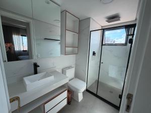 a bathroom with a toilet and a sink and a shower at Hotel Inter Jardins UH-2310 in São Paulo