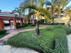 a palm tree in the middle of a courtyard at Residencial Paradise in San Francisco de Macorís +13 photos