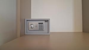 a small microwave in a corner of a room at Venti del Sud in Vieste