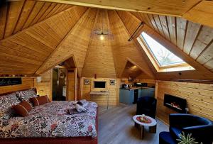 a large room with a bed and a kitchen at Le Clos des Chenevières in Rainville