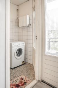 a washer and dryer in a small bathroom at The Hague appartment in The Hague